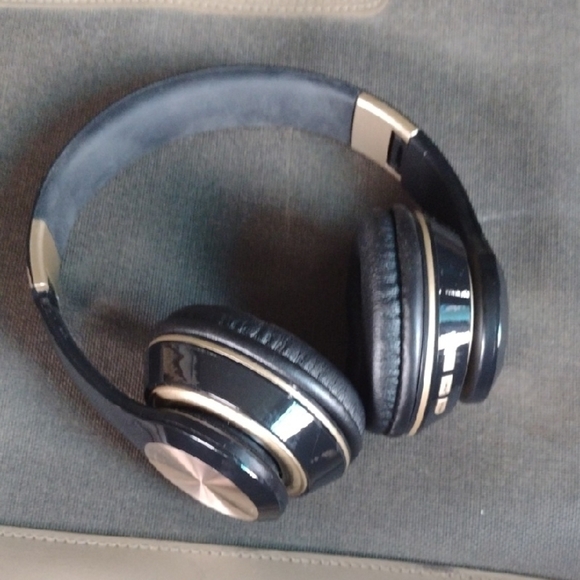 Black and Gold Wireless3D Stereo Headphones NWOT - Picture 1 of 3